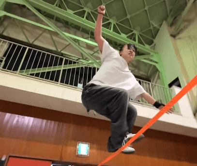 「やばばばコンボ、痺れた」スラックラインの美女ライダー・竹部茉桜、宙を舞う”大回転・新技”の披露に反響続出「すごいコンボ」