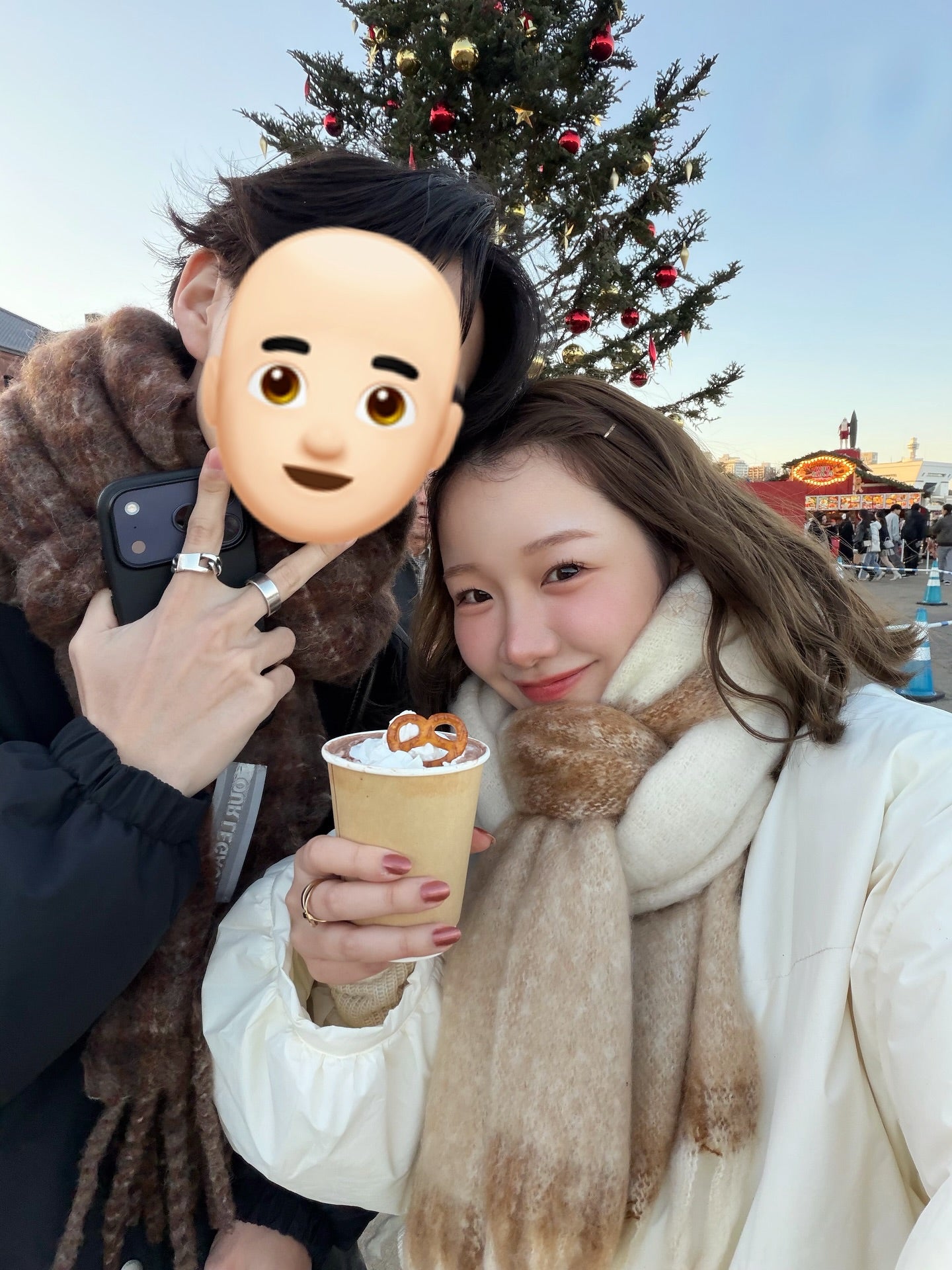 「前髪あげてるの可愛すぎる」「尊い...」大人気YouTuberきりまる、クリスマスマーケット満喫ショット公開