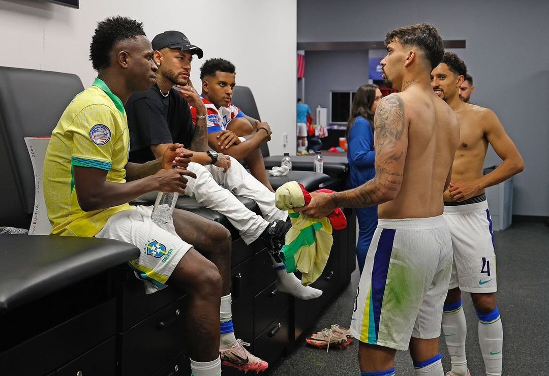 怪我でコパアメリカ欠場のネイマールがブラジル代表を訪問