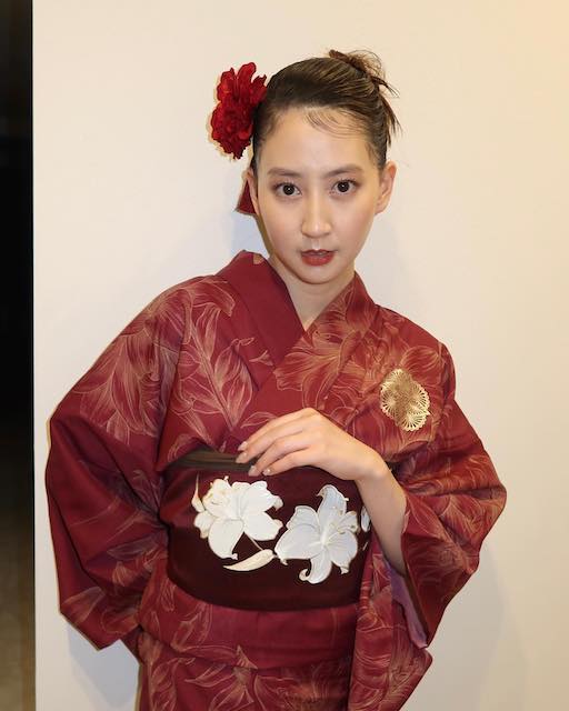 河北麻友子が赤い着物姿を披露👘❤️ファンからは多くの反響が😍
