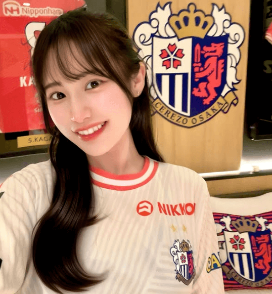 「可愛いです！」話題のサッカー女子、ユニフォーム姿で”女神のスマイルショット”を披露！激カワとファン熱視線