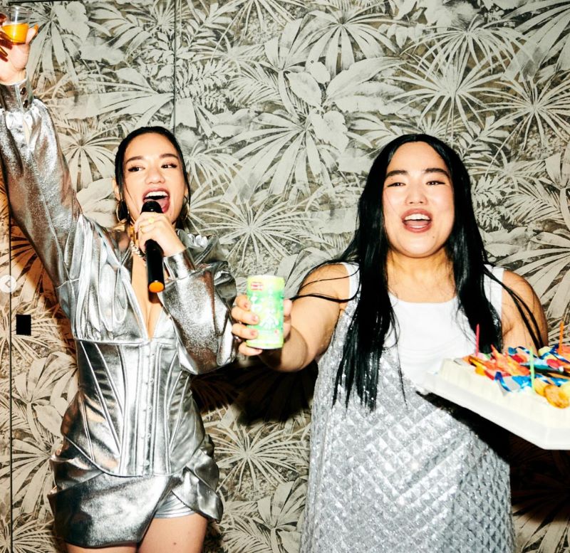 Awich主題歌のNetflixシリーズ「極悪女王」ゆりやんとの2ショット公開！