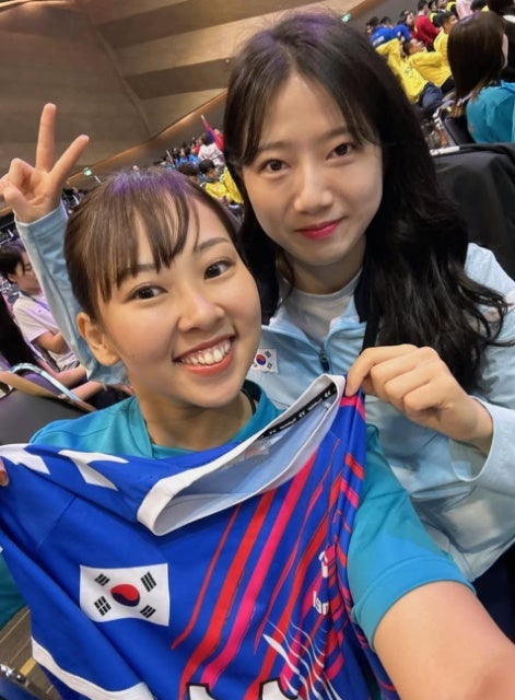 国境を越えた友との絆！セパタクロー日本代表・伊澤千夏が韓国代表からユニファーム贈られ微笑み