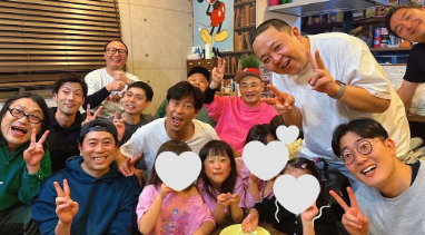 パンサー尾形貴弘、「軍団忘年会」で大盛り上がり！「サンキューーーーー！！」