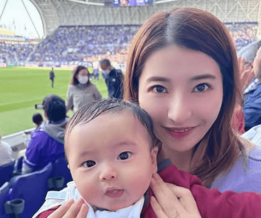 「スクリーンに子供がドアップで…」美女スポーツアドバイザーの広島遠征！”スタジアム上陸・息子との2ショット”が話題に