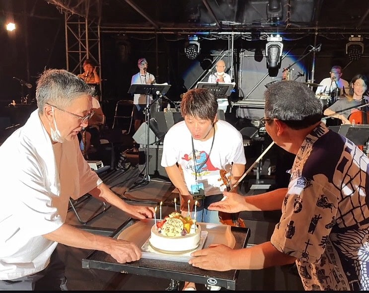感動の瞬間！さだまさしが届けた、遅れてきたバースデーサプライズの舞台裏