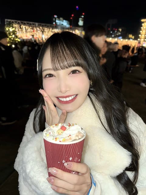 「ハート飛び出た、、、」アイドル 鈴木瞳美の”クリスマスデート”ショットにファンの心臓は破裂寸前!?