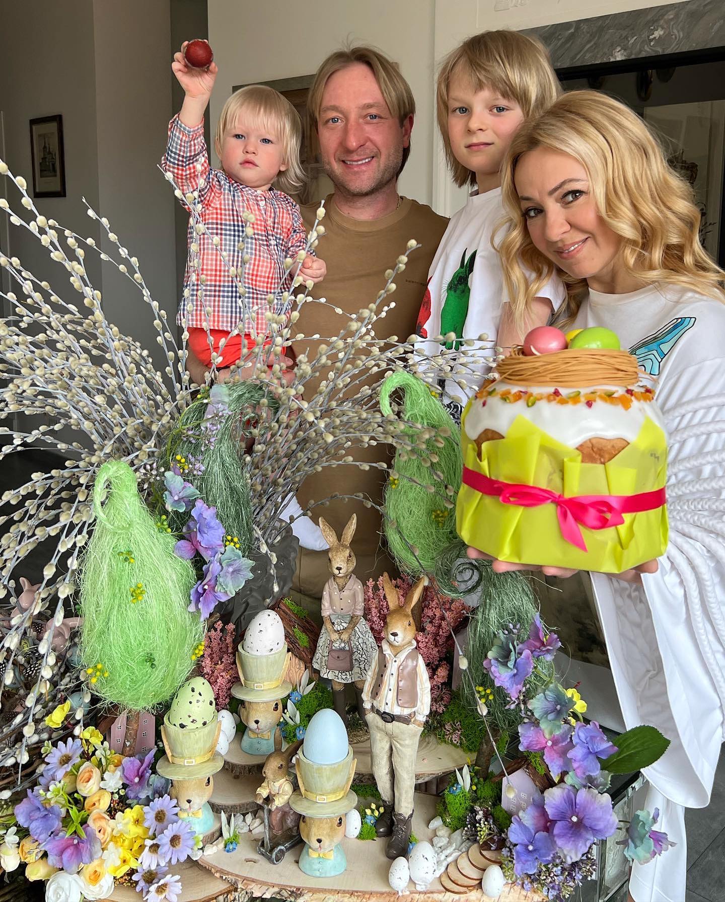 「皇帝」プルシェンコが家族でイースターをお祝い🐣