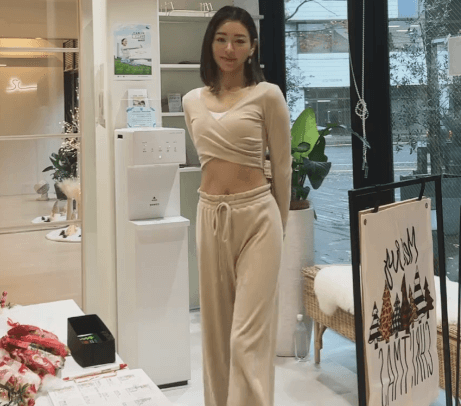 ”美女優オーラが隠せない”あのアラフォー元女優、ヘソ出しスレンダーボディのスタイルが美しすぎると話題に