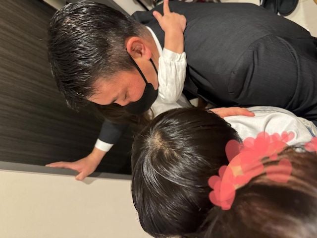 広島・堂林の妻、枡田絵理奈が家族写真公開❗️「3人がパパに抱きついてるのかと思ったら、、、」