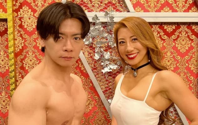 ビキニアスリート・安井友梨が“ムキムキお笑いタレント”と自慢の肉体でツーショット！