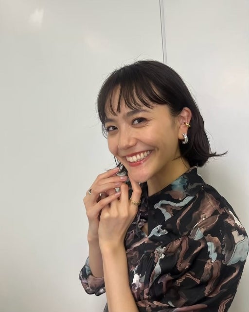 松井愛莉、微笑みと共にきらめく「可愛いお衣装達」。洗練された大人の可愛さが炸裂