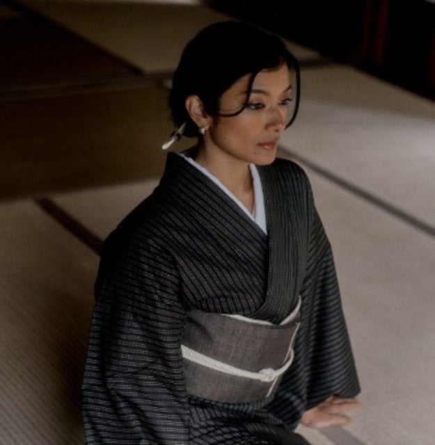 ローラが京都の織屋『織楽浅野』から借りた美しい着物姿を披露！