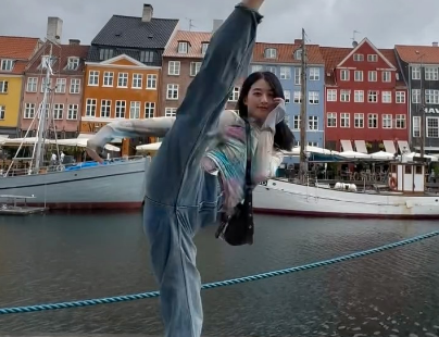 「さすが股下80cmの美脚！」空手初段の美女モデル、デンマークで魅せた”美クール・ハイキック”を披露！ファン見惚れる