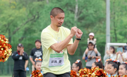 「サッカーでは無双、綱引きは連敗!?」坪井慶介、軽井沢スポーツ祭で“金メダリストに挟まれショット”公開