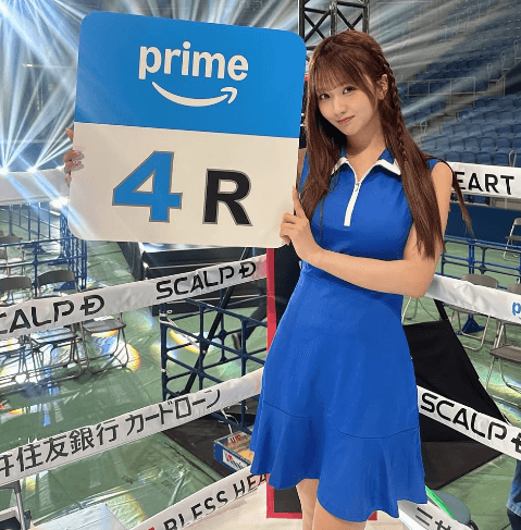 「コス姿も似合ってて素敵」人気ラウンドガール、ブルーコスチュームの”リング内・美ショット”披露にファン大絶賛！