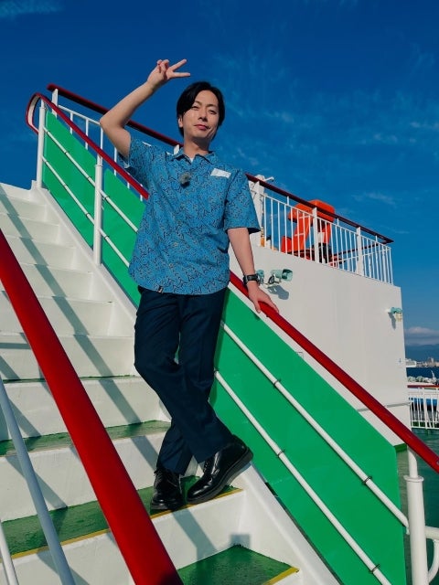 河合郁人、青森から函館へフェリー移動を公開。爽やかシャツ姿で夏空に映える