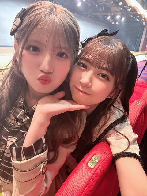 「こうしてAKB48があるから…」橋本陽菜がプロデューサー秋元康の誕生日をお祝い！メンバーとの仲良し2ショットも