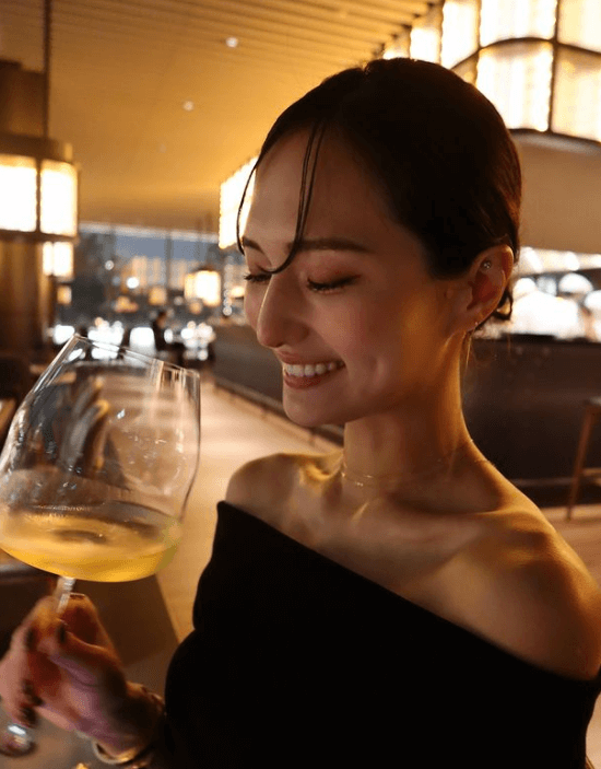 美女インフルエンサー・山賀琴子「夫とディナーデート」の熱々ぶりに、ファンから羨望の声集まる