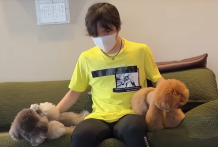 宇野昌磨さんが愛犬からモテまくり💕おいかっけこをする無邪気な姿も😍