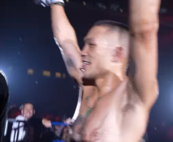 RIZIN「まさに神対応！」安藤達也、BIGグローブぬいぐるみにサイン→豪快投げプレゼントが話題に