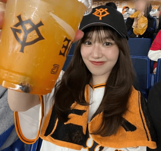 「可愛すぎる！」人気モデル、東京ドームへ！勝利の女神ショットにファン歓喜！「カープファンです。チックショ〜！（小梅太夫風に）」