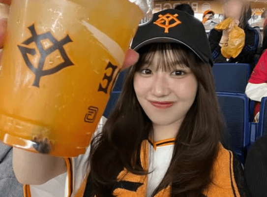 「可愛すぎる！」人気モデル、東京ドームへ！勝利の女神ショットにファン歓喜！「カープファンです。チックショ〜！（小梅太夫風に）」