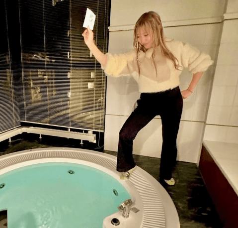 「トマムがヤバイ！」美女カービングクイーン、有名ホテルのジェットバスに大興奮！激カワショットにファンもエキサイト