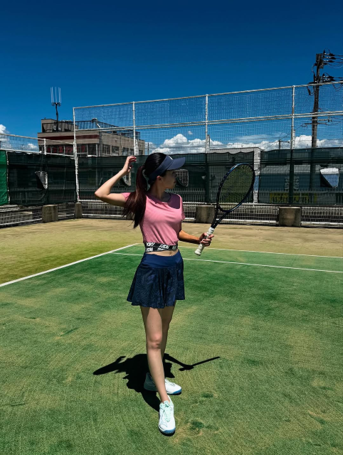 圧巻のスタイルに惚れ惚れ！上唯希、