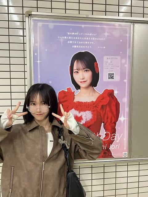 〇〇が強くはあったよ!!」イコラブ 野口衣織が生誕ポスターの前での