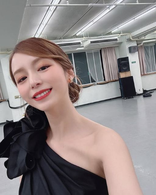 平野綾、美しい肩もあらわなブラックワンショルドレス姿でインスタ登場！「美しすぎる」の声