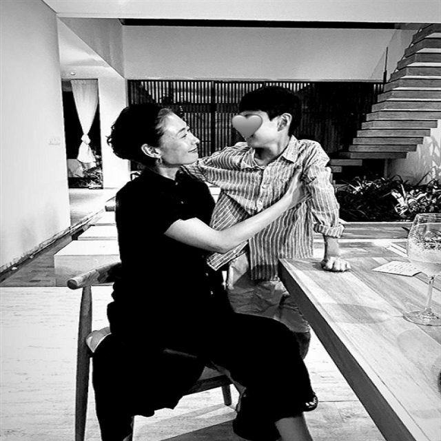 田丸麻紀、長男のバースデーでモノクロ稀少の2ショットを公開