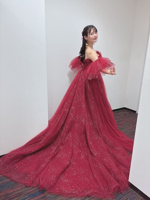 人気声優・上坂すみれが”夜あそび”卒業！美麗な赤ドレス姿にファン大感謝