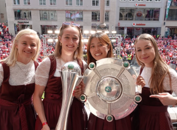 「バイエルンの女神、ここに降臨」谷川萌々子、優勝セレモニーに感謝の笑顔！