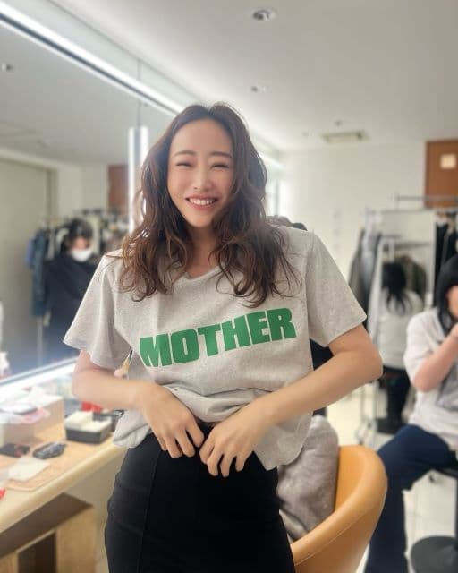 「すごく良い笑顔！」神崎恵、”変じゃない？”と言われてもたまらなく好きなファッションのこだわりを明かす！