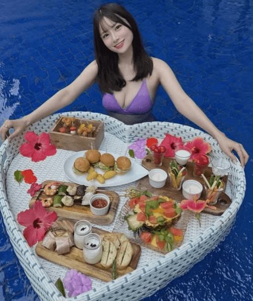 元プロ野球の美女チア、プールに浮かぶ”ハート型・ブレックファーストショット”を公開！ファン熱視線「私の生きる希望」