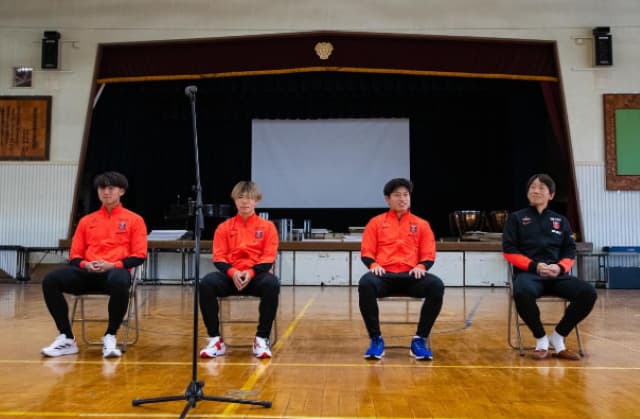 浦和レッズ・早川隼平が小学校を訪問「これからも熱いサポートよろしくお願い致します」