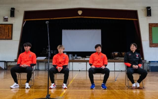 浦和レッズ・早川隼平が小学校を訪問「これからも熱いサポートよろしくお願い致します」