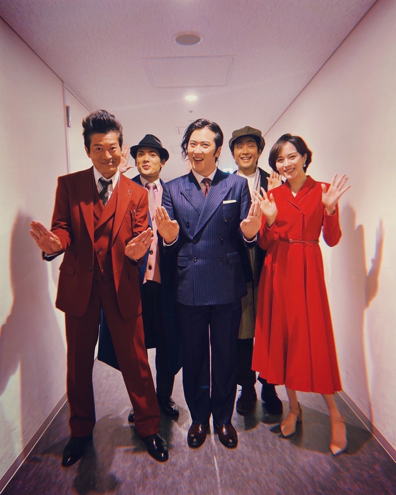 比嘉愛未さんら出演メンバーで不思議なポーズ👻??「行って参ります🌹」