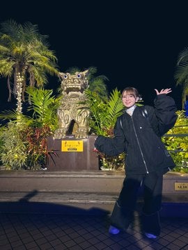 鬼頭明里、夜の沖縄で「シーサーさー」　メガネ姿でシーサーとのツーショット写真を公開