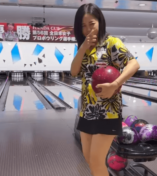 「かわいい！」美女プロボウラー、ナイスストライク・ムービー＆女子ボウラーとの2ショットを披露！ファン歓喜