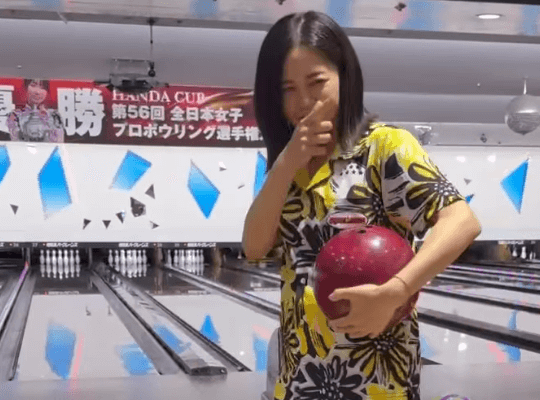 「かわいい！」美女プロボウラー、ナイスストライク・ムービー＆女子ボウラーとの2ショットを披露！ファン歓喜