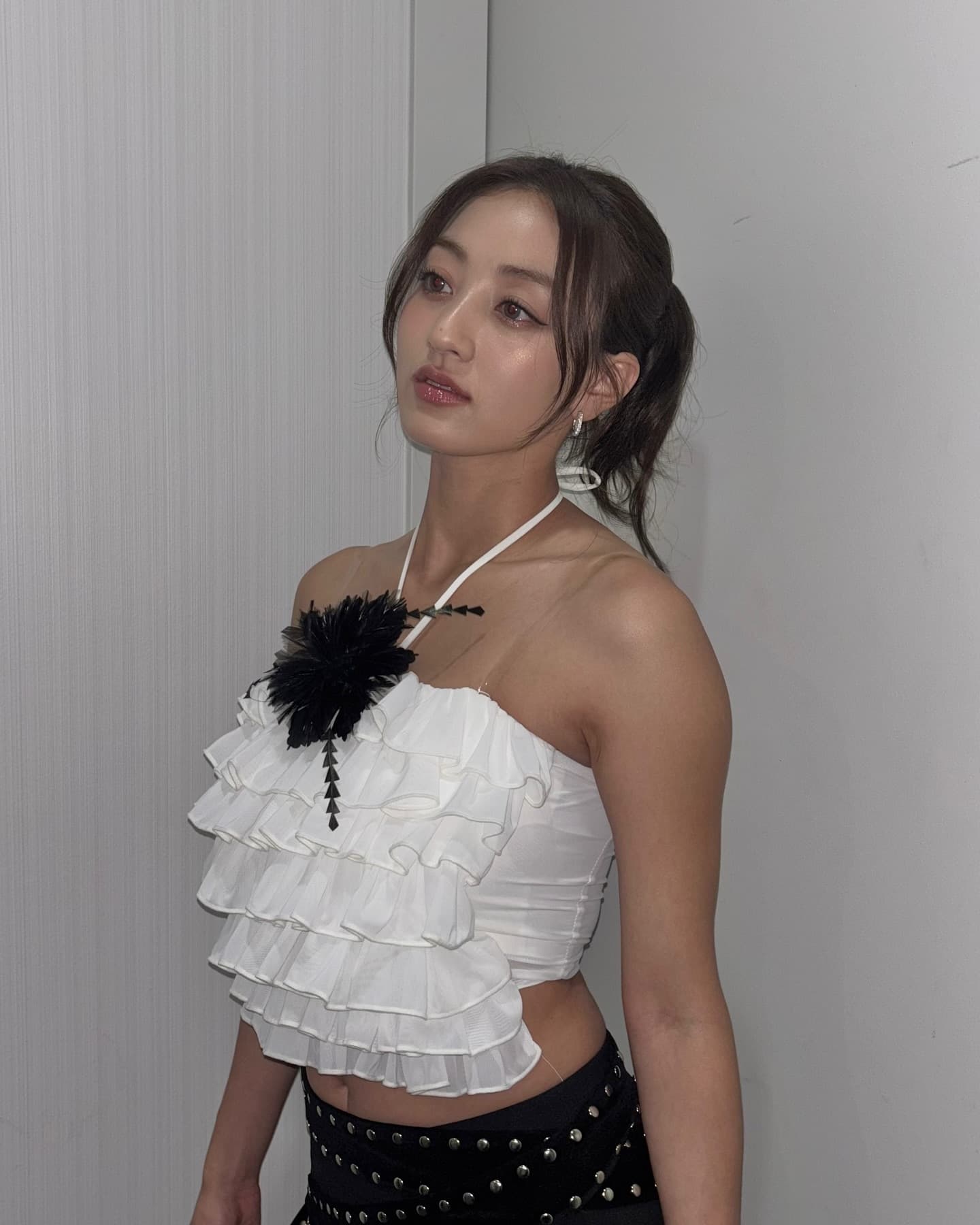 TWICE・ジヒョがスタイル抜群のモノトーンコーデを披露