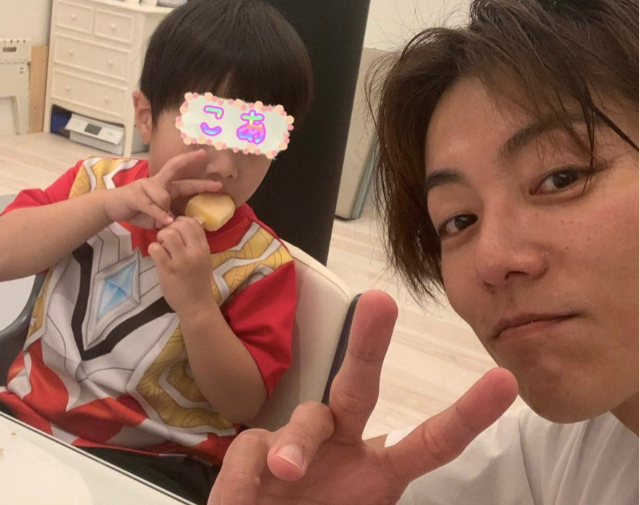 杉浦太陽さんが甘えたがりな三男にメロメロ😍💕「癒しだぁ」