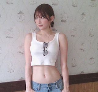 「美しすぎる」「女神」30歳超人気モデルの’’ヘソ出し’’ショットに反響続々