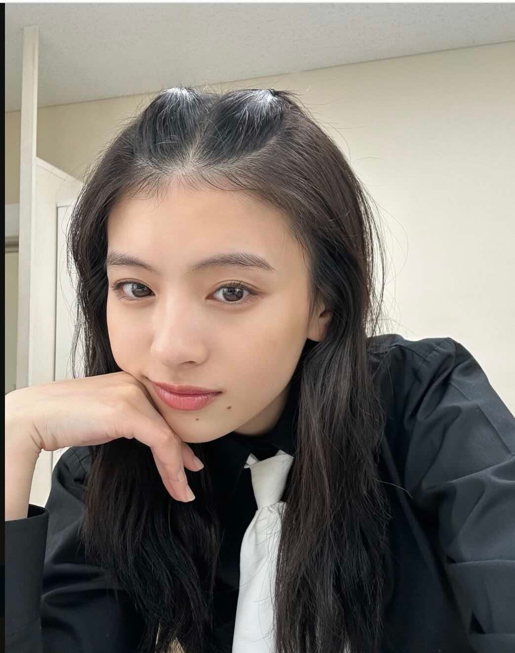 女優・ 出口夏希のあざとい写真が話題に