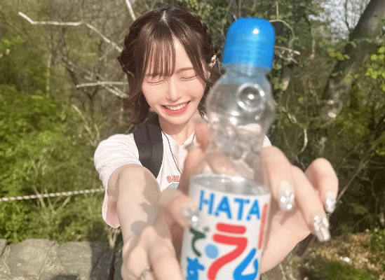 「まさにはじける笑顔っ！」美女アイドル、高尾山頂で魅せた”ラムネです・ショット”が誉れ高いと話題に！「山ガールすごく癒される」