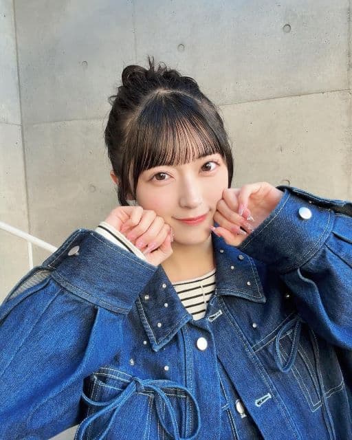 「お団子好き〜？」AKB48・佐藤綺星、デニムコーデにおだんごヘアでファンから”大好き！”の声