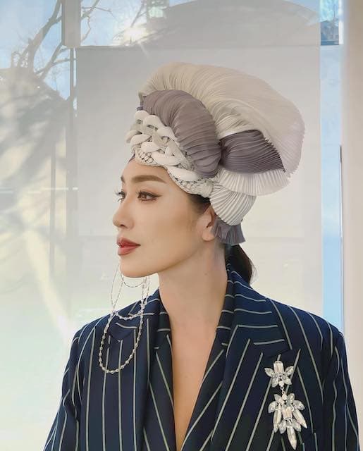 アンミカ 大きなヘッドアクセを含めた着こなしが話題に👀✨「最大の大きさでしょ。」