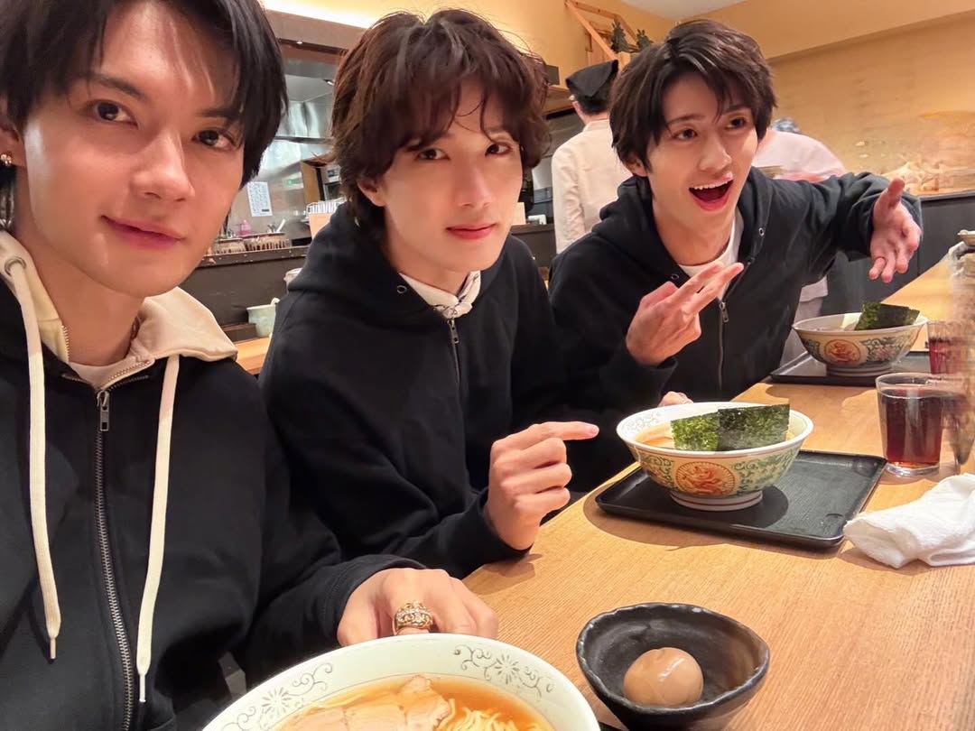 佐野勇斗、メンバーを“友達”呼びでラーメン　仲良しすぎる一枚にファン悶絶